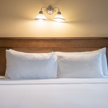 Irwin'S Mountain Inn Banff Bagian luar foto