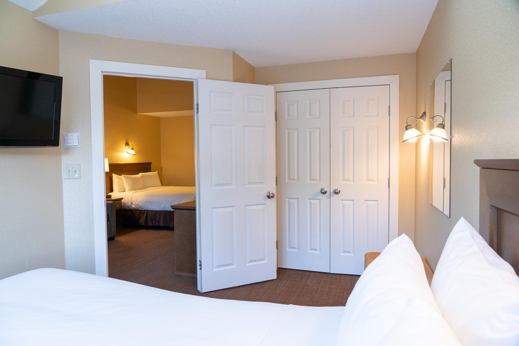 Irwin'S Mountain Inn Banff Bagian luar foto
