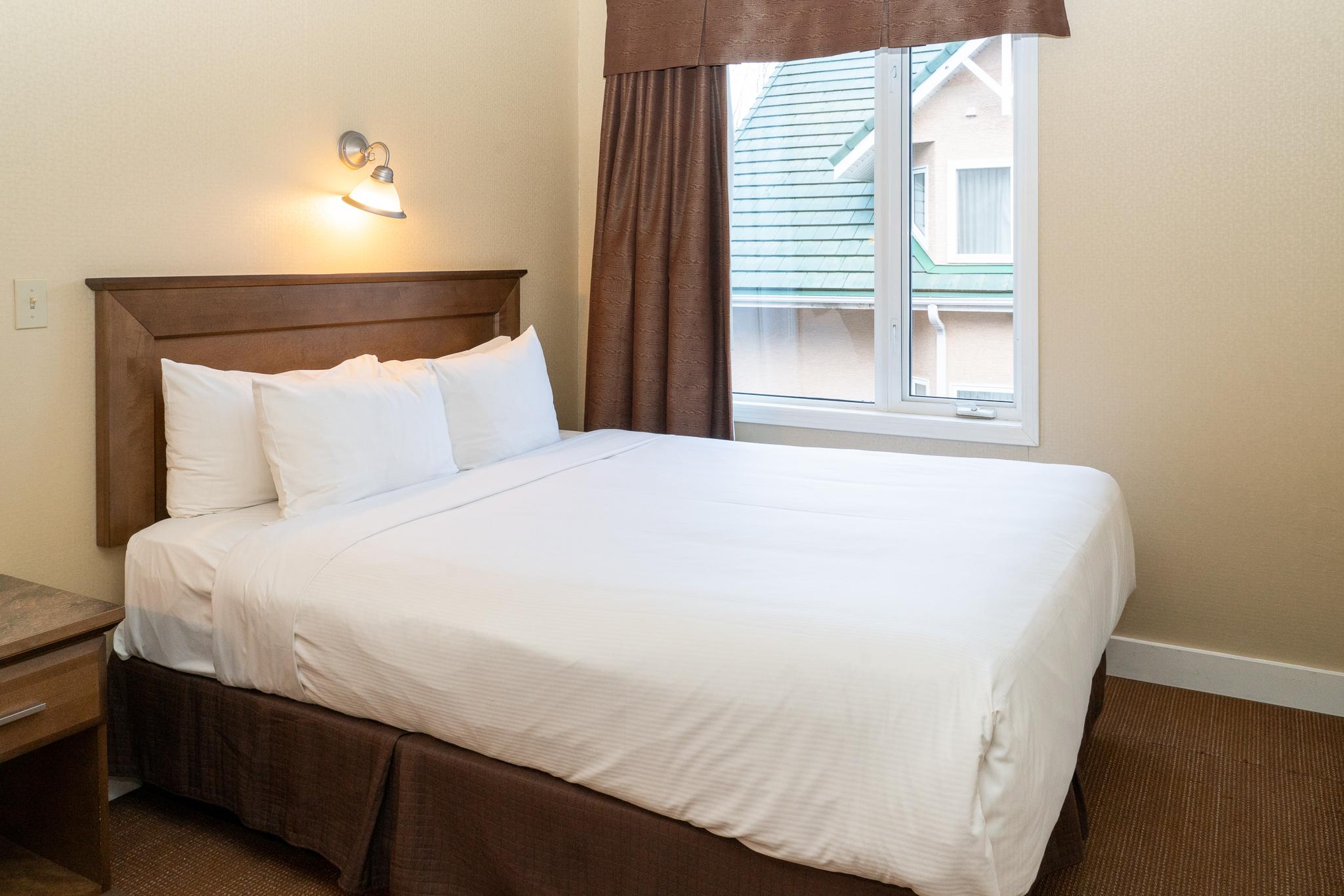 Irwin'S Mountain Inn Banff Bagian luar foto