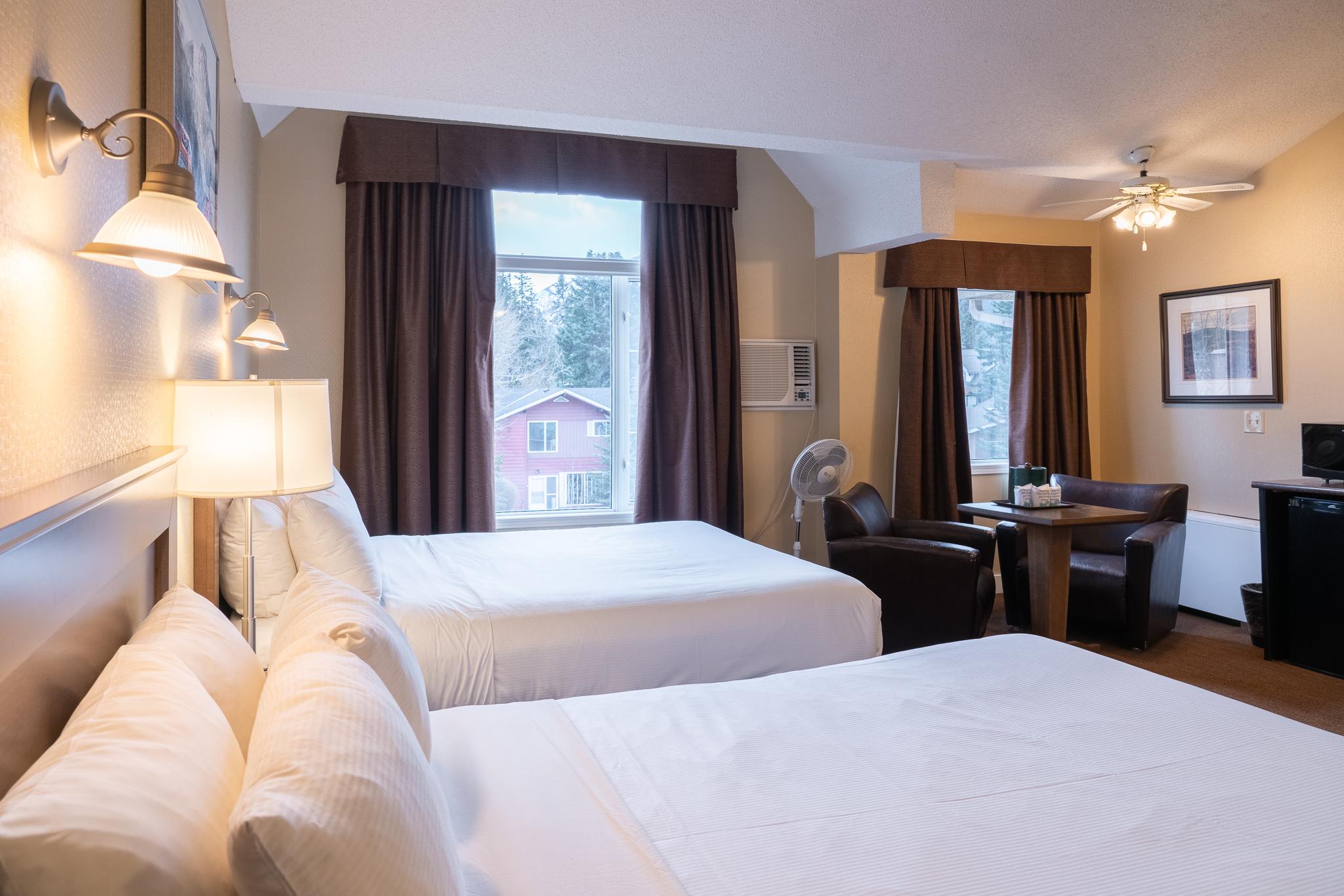Irwin'S Mountain Inn Banff Bagian luar foto