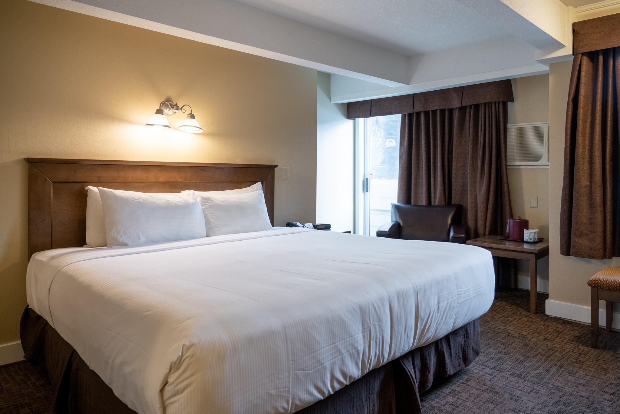 Irwin'S Mountain Inn Banff Bagian luar foto