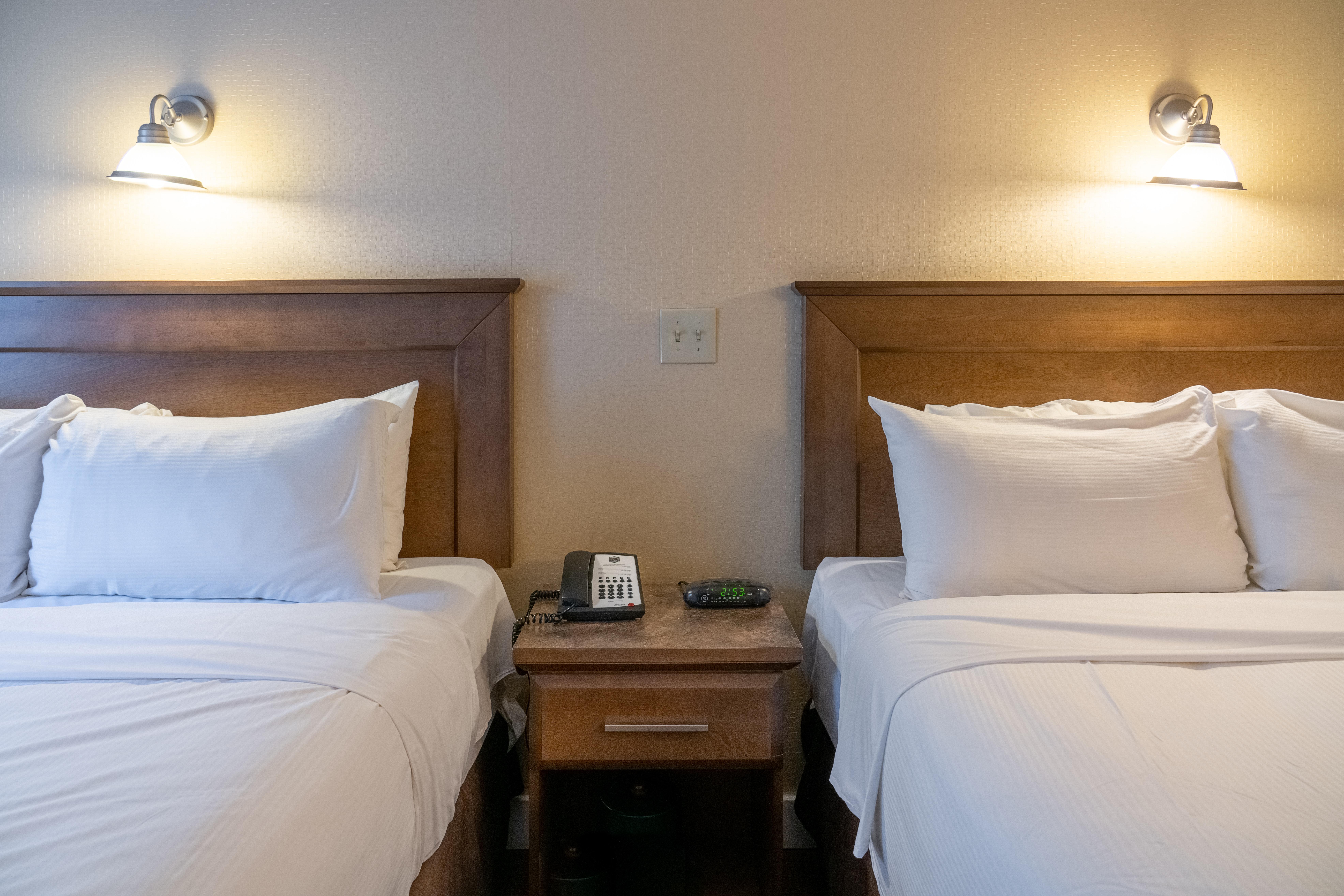 Irwin'S Mountain Inn Banff Bagian luar foto