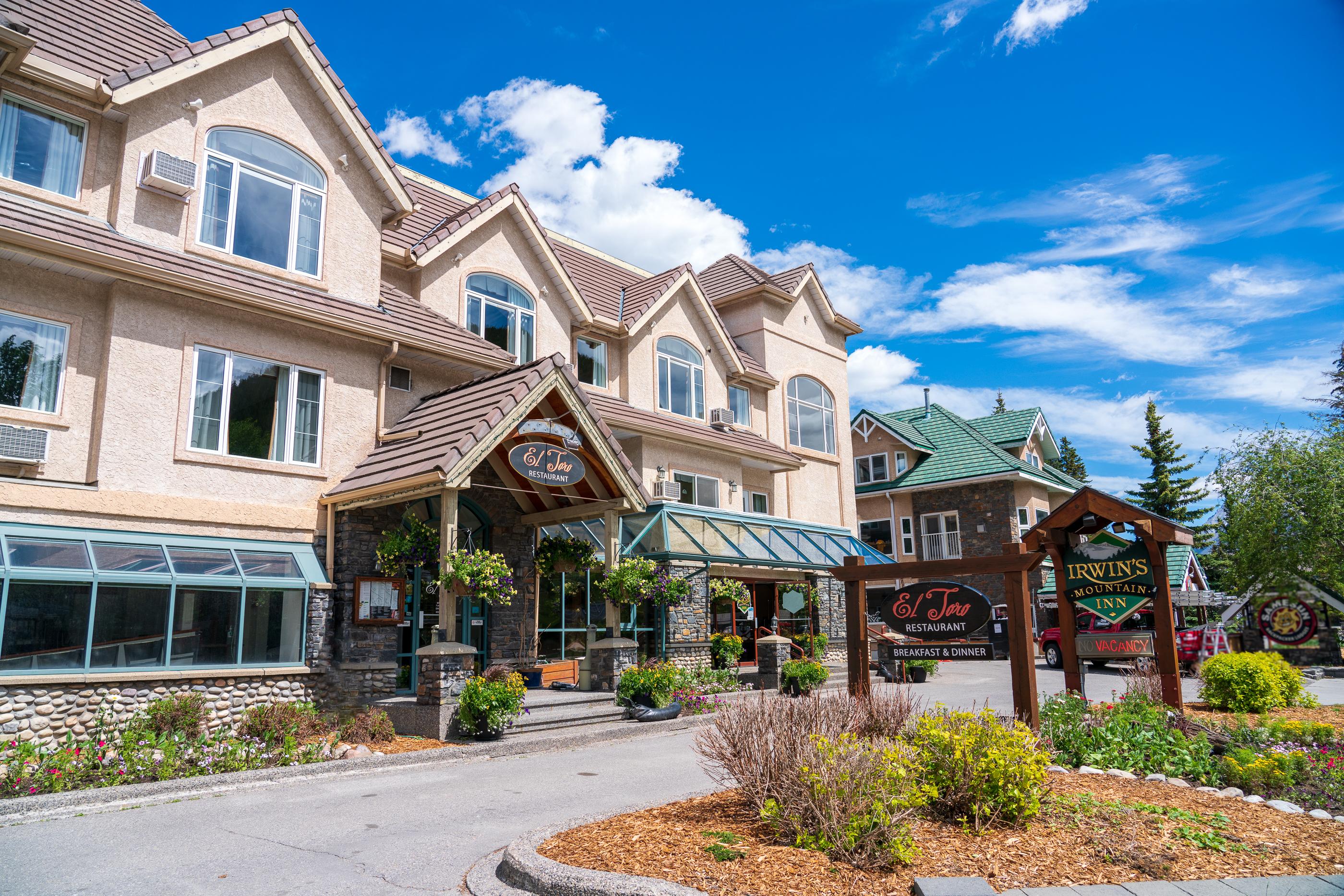 Irwin'S Mountain Inn Banff Bagian luar foto