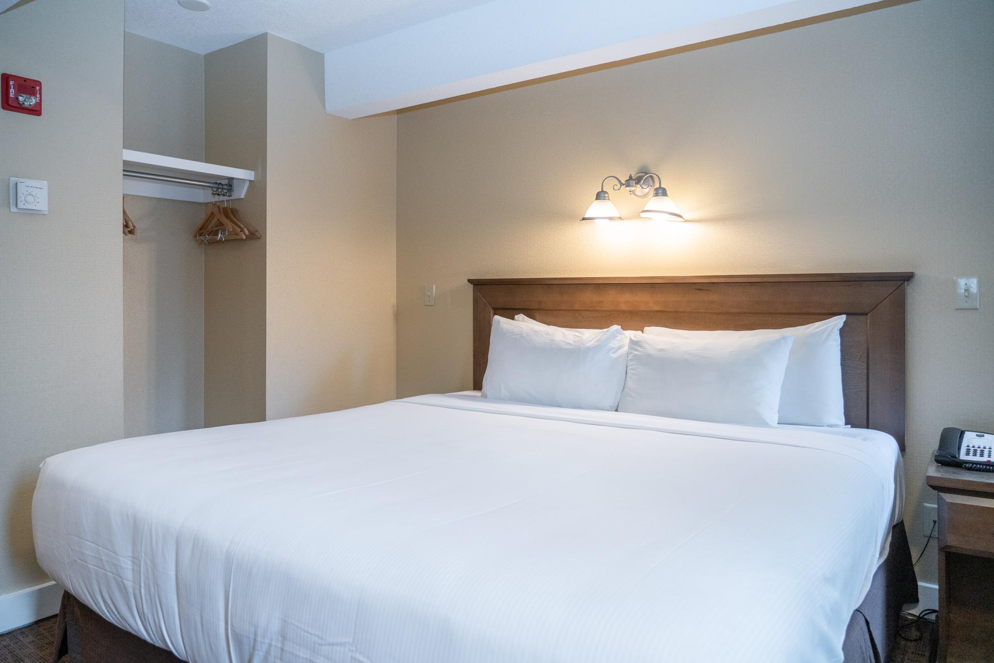 Irwin'S Mountain Inn Banff Bagian luar foto