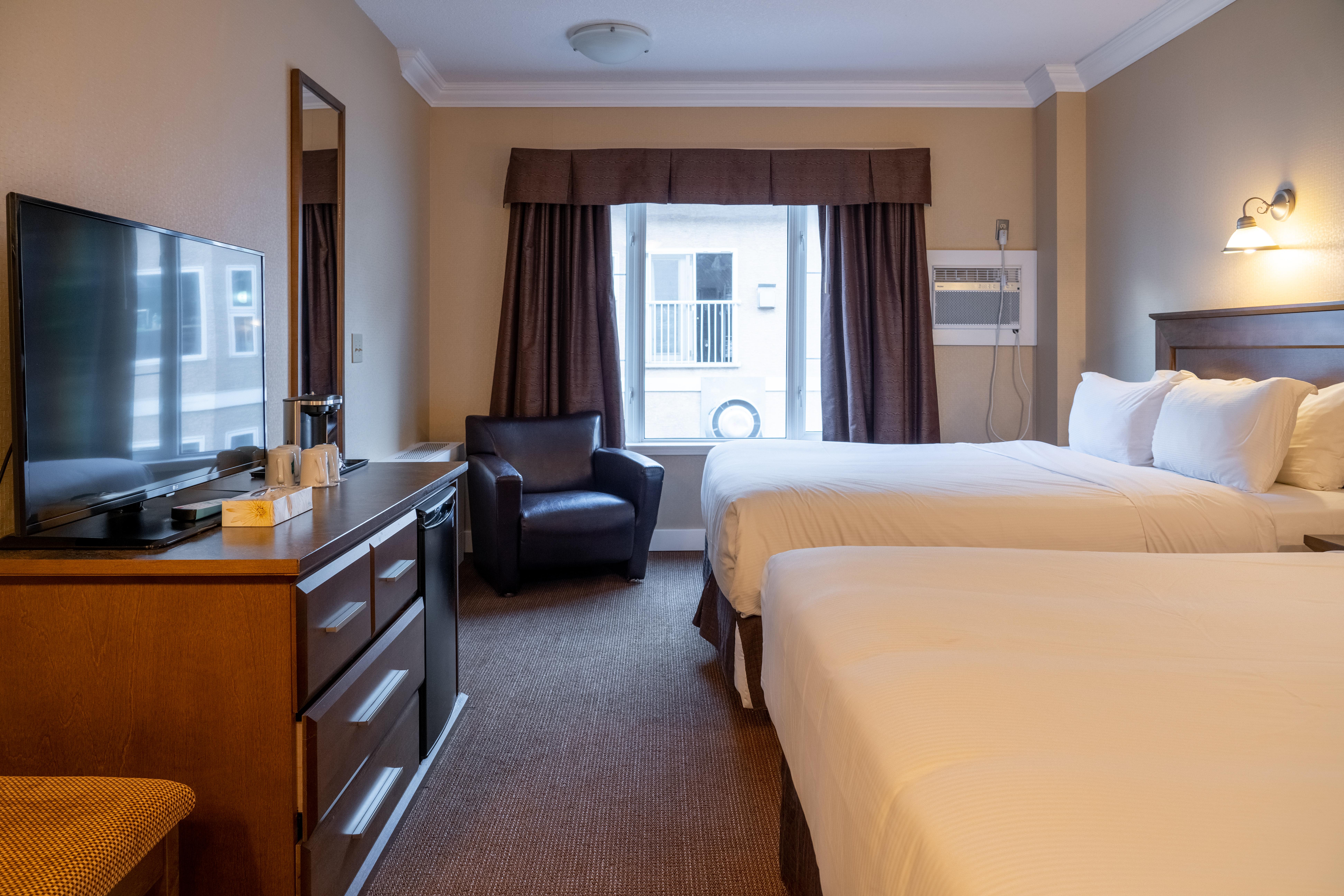 Irwin'S Mountain Inn Banff Bagian luar foto