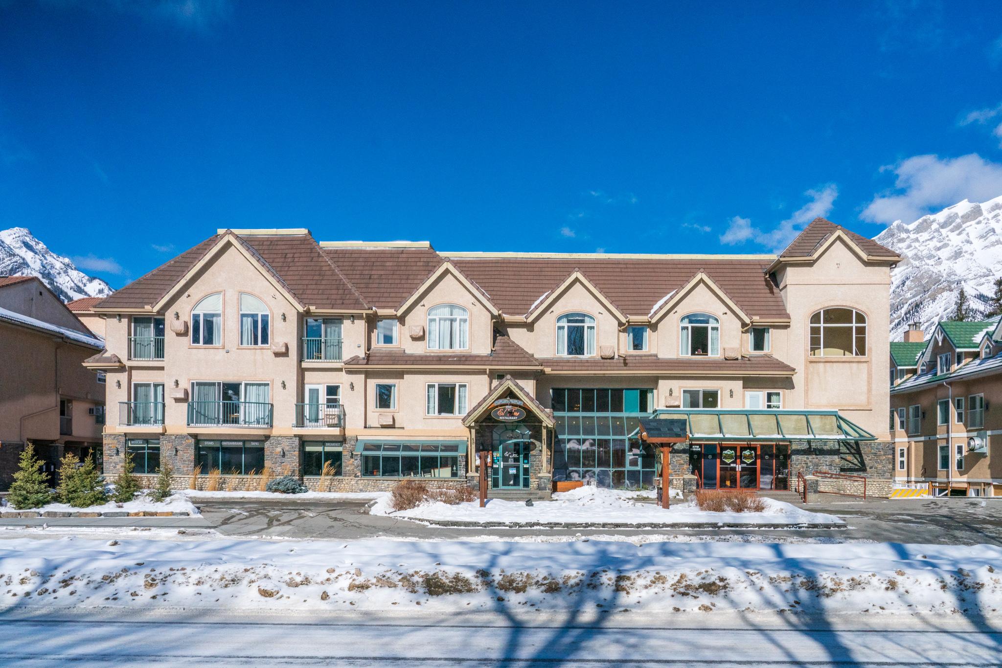 Irwin'S Mountain Inn Banff Bagian luar foto