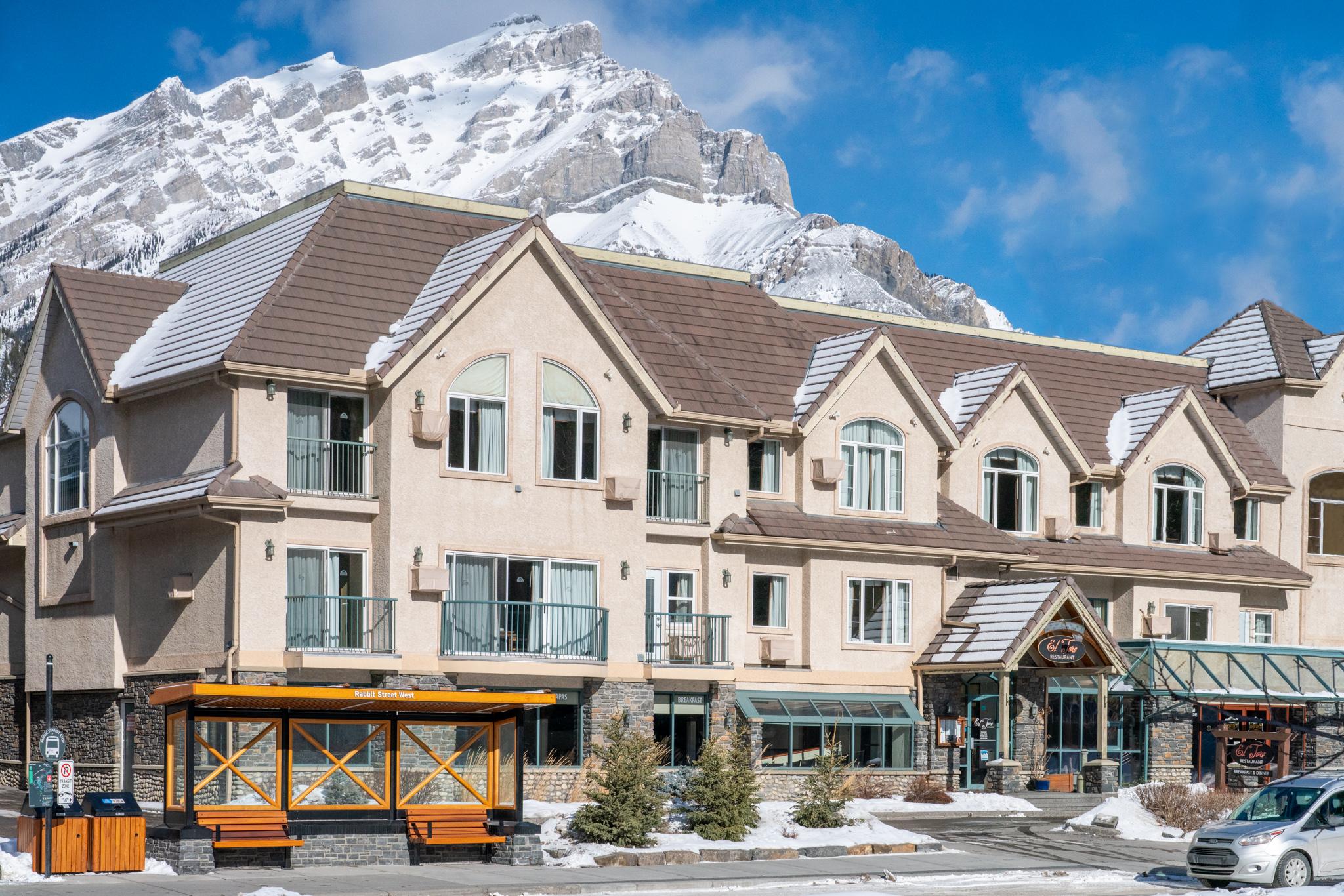 Irwin'S Mountain Inn Banff Bagian luar foto