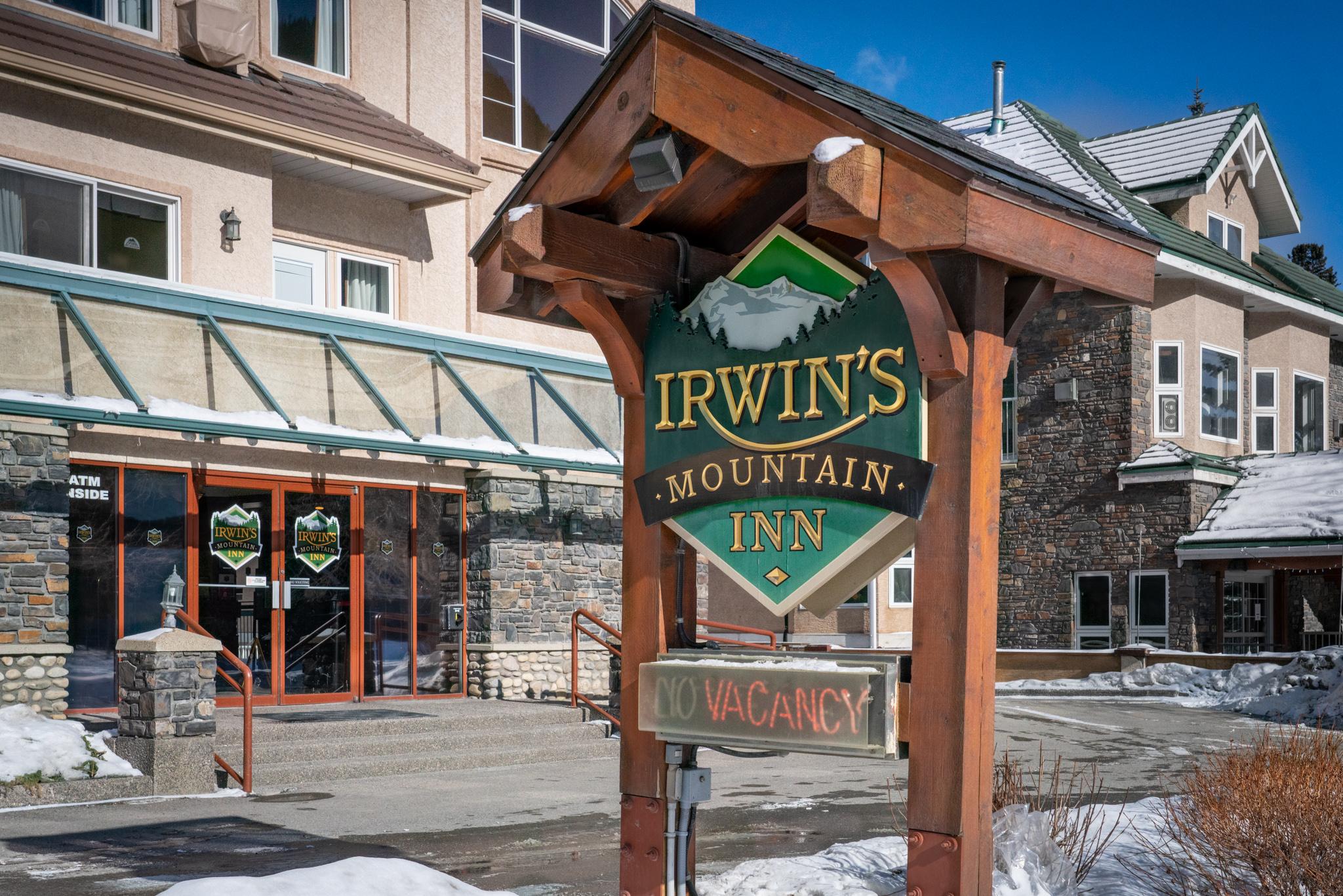Irwin'S Mountain Inn Banff Bagian luar foto