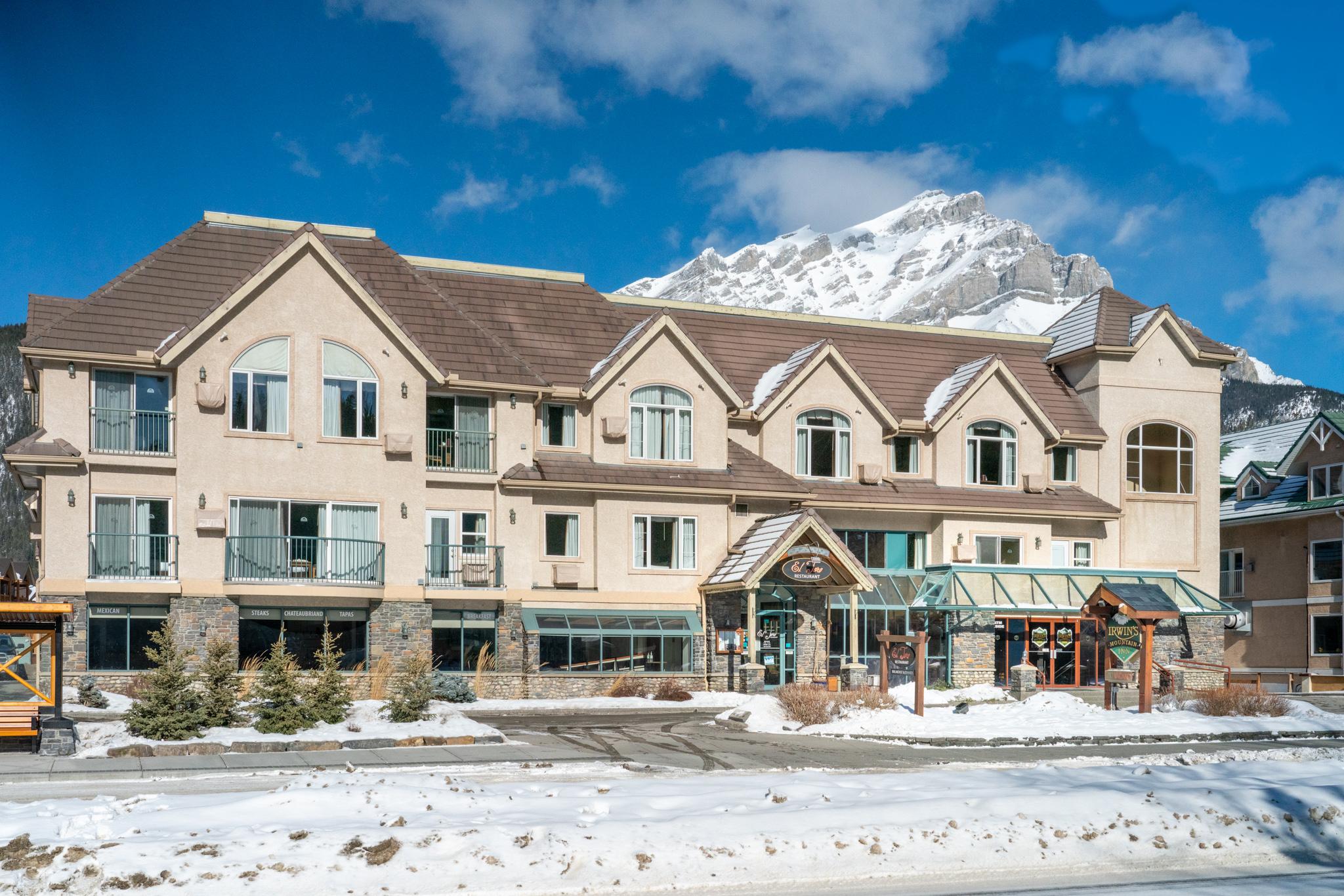 Irwin'S Mountain Inn Banff Bagian luar foto