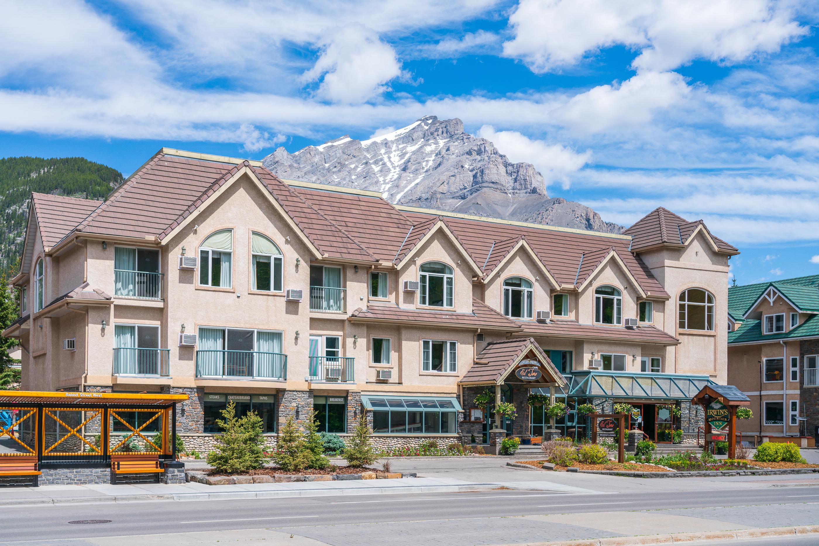 Irwin'S Mountain Inn Banff Bagian luar foto