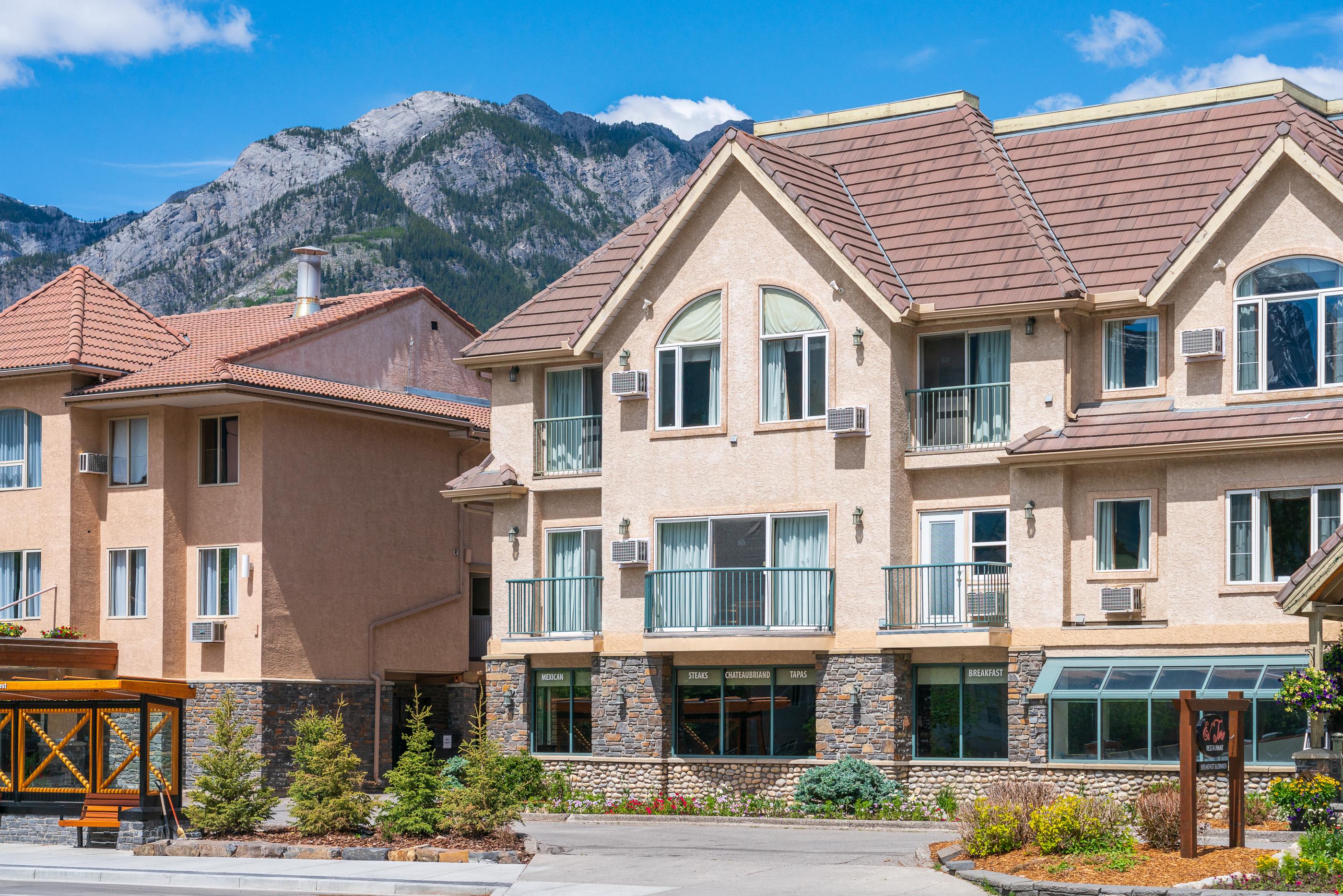 Irwin'S Mountain Inn Banff Bagian luar foto
