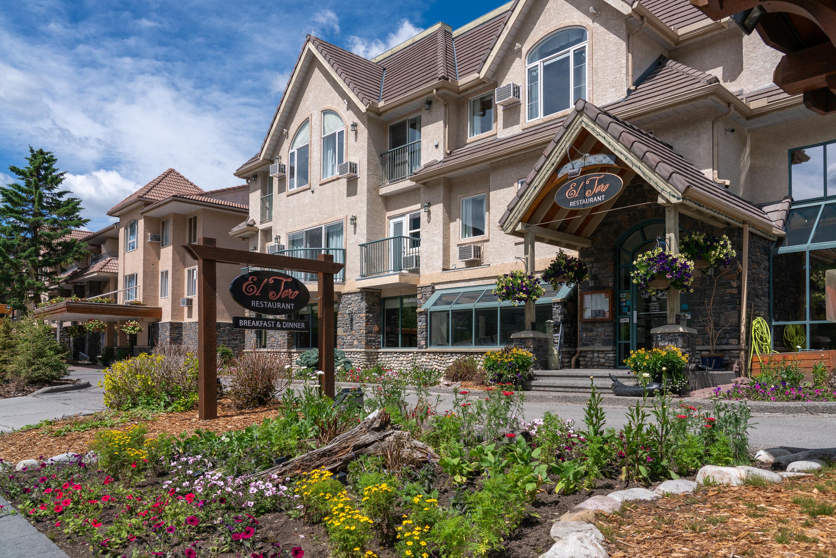 Irwin'S Mountain Inn Banff Bagian luar foto