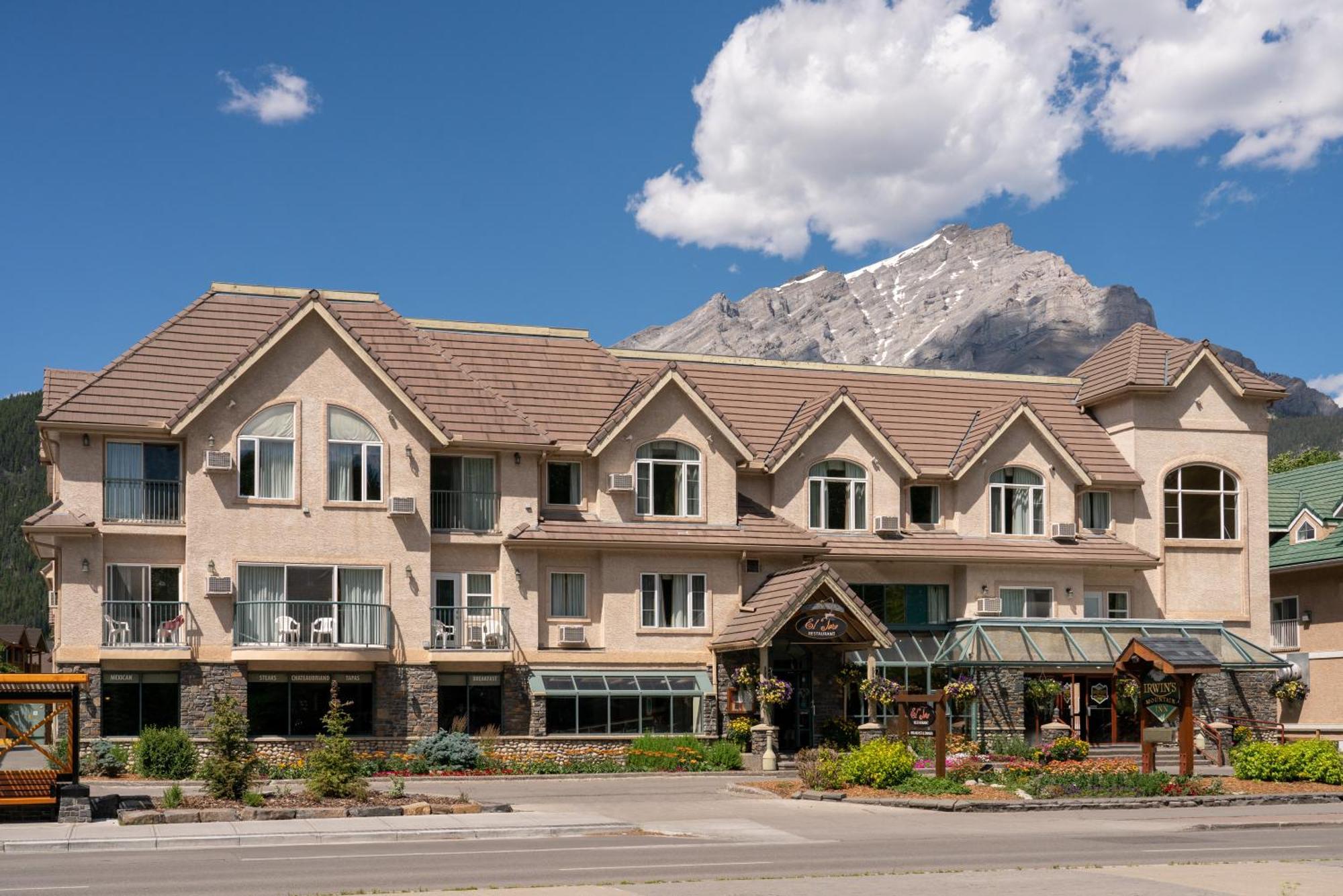 Irwin'S Mountain Inn Banff Bagian luar foto