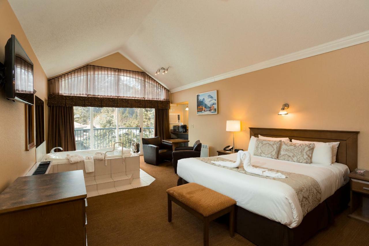 Irwin'S Mountain Inn Banff Bagian luar foto