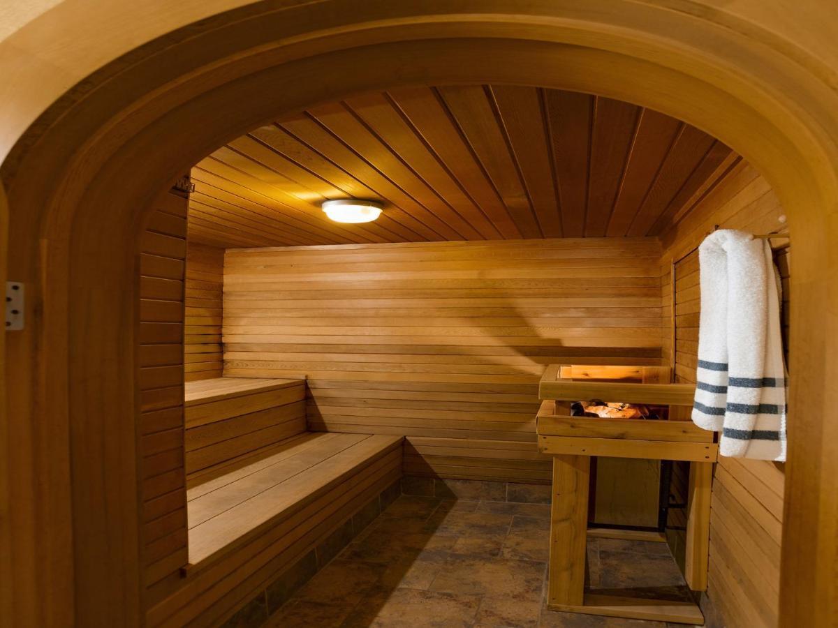 Irwin'S Mountain Inn Banff Bagian luar foto