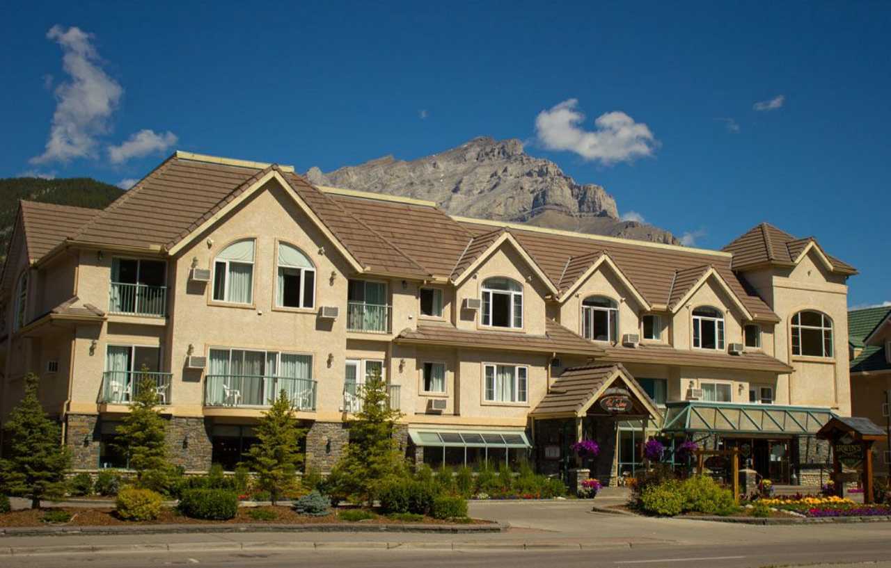 Irwin'S Mountain Inn Banff Bagian luar foto